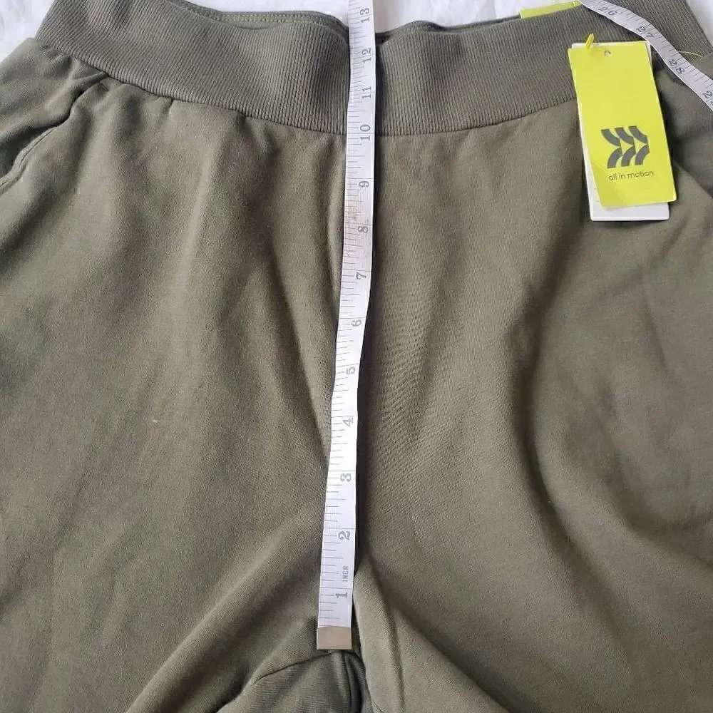 NWT All in Motion green highrise taper pant Medium